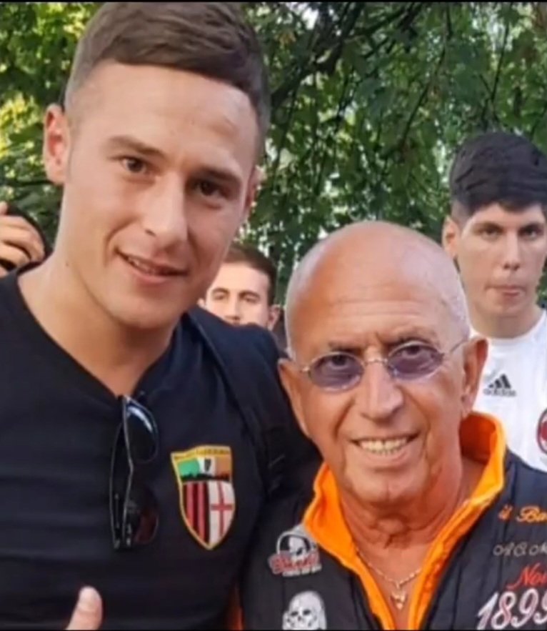 bandito1899's tweet photo. Forti Sempre #Barone #CurvaSudMilano 
❤️🖤 https://t.co/fYoRZcHfkR