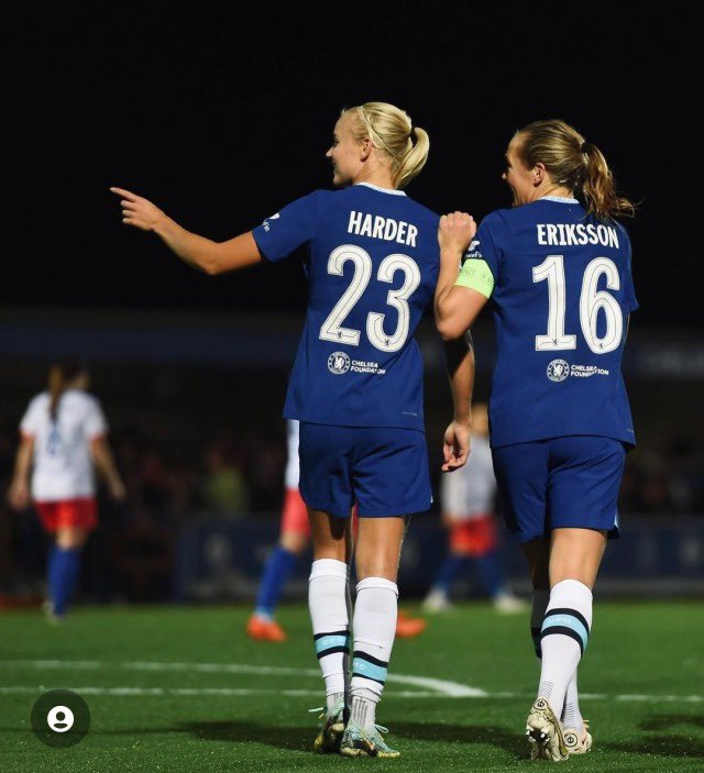 ionlyreadyuri's tweet photo. 2. Pernille Harder กับ Magda Erikssonเป็นแฟนกันมาหลายปี เรียกว่าเป็นคู่ที่แฟนๆฟุตบอลหญิงอยากมีความสัมพันธ์ที่ยืนยาวแบบนี้ เล่นอยู่คนละลีกหลายปีจนได้มาเล่นด้วยกันที่เชลซี #RealLifeCouples https://t.co/GrXCkfdw01