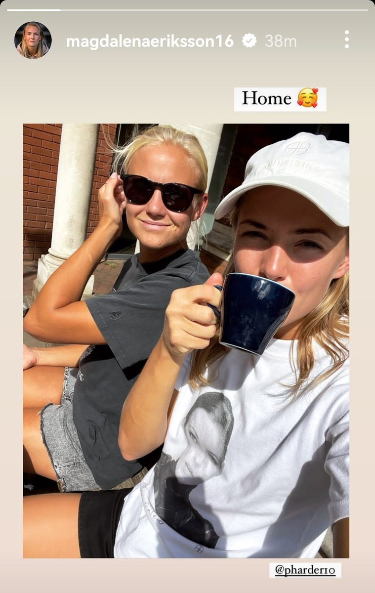 ionlyreadyuri's tweet photo. 2. Pernille Harder กับ Magda Erikssonเป็นแฟนกันมาหลายปี เรียกว่าเป็นคู่ที่แฟนๆฟุตบอลหญิงอยากมีความสัมพันธ์ที่ยืนยาวแบบนี้ เล่นอยู่คนละลีกหลายปีจนได้มาเล่นด้วยกันที่เชลซี #RealLifeCouples https://t.co/GrXCkfdw01