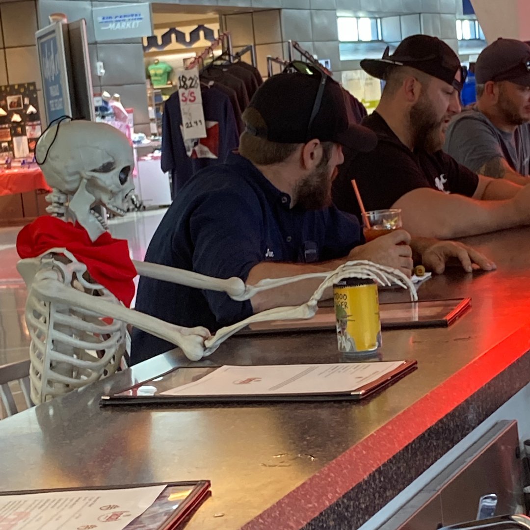 FlyICT's tweet photo. Red doesn't have the guts to talk to the guys at the bar. #RedSkeleton https://t.co/N6AWZWQW1J