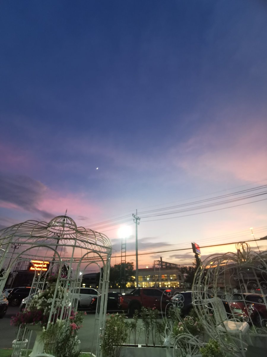 LikeSara88's tweet photo. Before Sunset... 
ปลายฝนต้นหนาวนี่เป็นฤดูกาลที่ท้องฟ้าก่อนพระอาทิตย์สีสวยจริง https://t.co/yC0tVuCezg