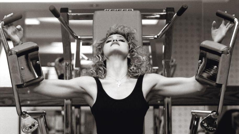«On peut se sentir femme et avoir des trapèzes» : quand la musculation façonne une nouvelle féminité madame.lefigaro.fr/beaute/muscles…