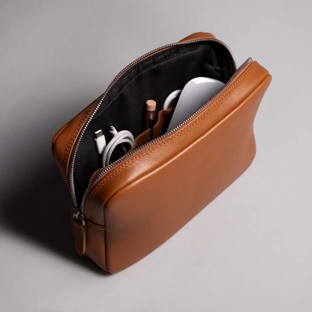 harberlondon's tweet photo. Tech Dopp kit | Perfect for your everyday, travel, and more, keep things handy, untangled and neatly tucked in for whenever you need them.
https://t.co/iTSBvQQCXb
#harberlondon
#leather #leatherpouch #leathergoods #techbag #applefan #laptopbag #workbag #techdoppkit #doppkit https://t.co/2XlGq2yK6q