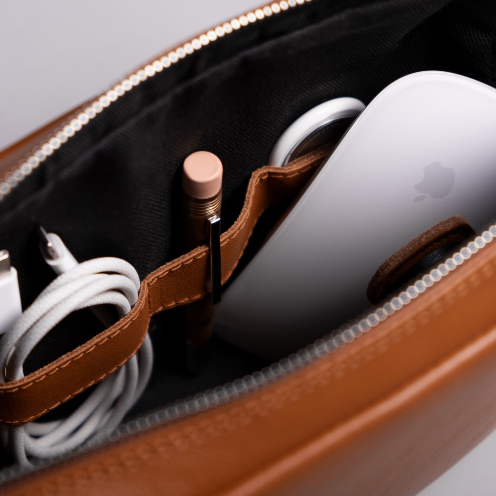 harberlondon's tweet photo. Tech Dopp kit | Perfect for your everyday, travel, and more, keep things handy, untangled and neatly tucked in for whenever you need them.
https://t.co/iTSBvQQCXb
#harberlondon
#leather #leatherpouch #leathergoods #techbag #applefan #laptopbag #workbag #techdoppkit #doppkit https://t.co/2XlGq2yK6q