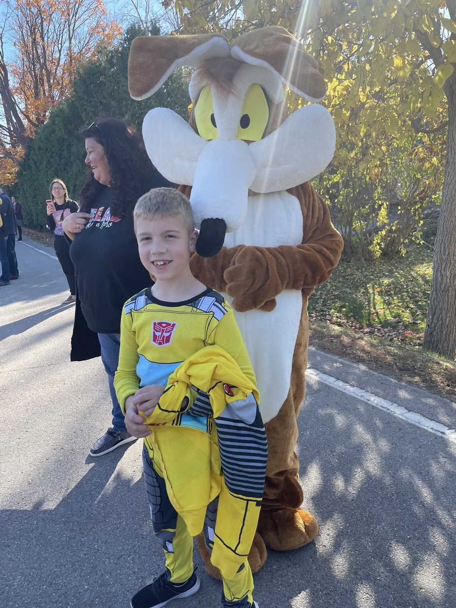 mrskhantz's tweet photo. The second graders enjoyed walking in the school Halloween parade! @SLCSSalem https://t.co/RyUqN6lBvK