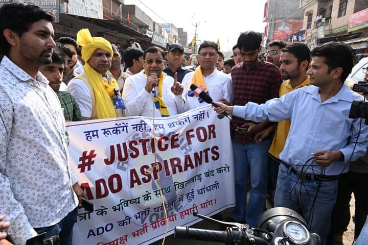 BHARATSAACHI's tweet photo. @Tanwar_Indian @DrSushilKrGupta @AamAadmiParty @satinderneoli आज आदमपुर में हरियाणा सरकार के एडीओ भर्ती धांधली से त्रस्त पात्र युवक-युवतियों के विरोध प्रदर्शन में @Tanwar_Indian ने व @DrSushilKrGupta और @AAPHaryanaभाई @satinderneoli ज़ी के साथ समर्थन दिया @AamAadmiParty हरियाणा सरकार में चल रही पर्ची-खर्ची की व्यवस्था का पुरजोर विरोध करती ह https://t.co/qtDg23WU7z