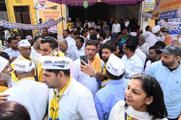 BHARATSAACHI's tweet photo. @Tanwar_Indian @DrSushilKrGupta @AamAadmiParty @satinderneoli आज आदमपुर में हरियाणा सरकार के एडीओ भर्ती धांधली से त्रस्त पात्र युवक-युवतियों के विरोध प्रदर्शन में @Tanwar_Indian ने व @DrSushilKrGupta और @AAPHaryanaभाई @satinderneoli ज़ी के साथ समर्थन दिया @AamAadmiParty हरियाणा सरकार में चल रही पर्ची-खर्ची की व्यवस्था का पुरजोर विरोध करती ह https://t.co/qtDg23WU7z