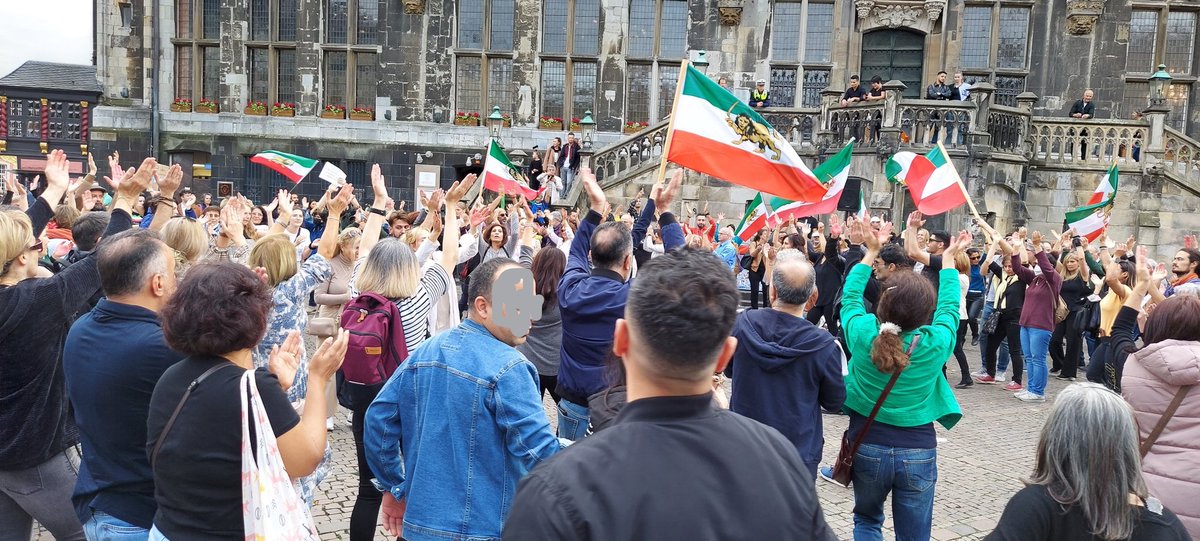 Heute waren ca. 300 Menschen in #Aachen am Markt, um sich mit den Menschen im #Iran solidarisch zu zeigen. Vielen Dank an Frau @YeOne_Rhie von der @SPDAachen für die hoffnungsvollen Worte!