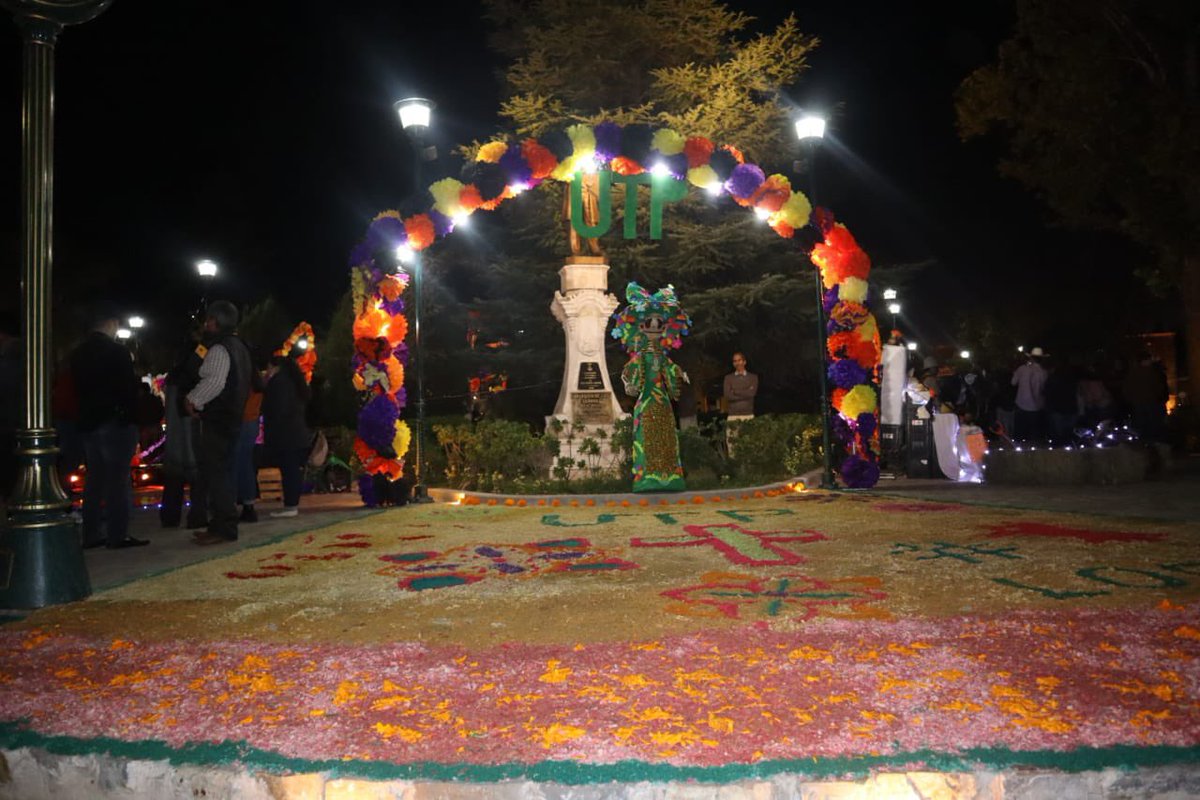 aechavez_betty's tweet photo. Muy entusiasmados alumnos y maestros de la #UTParral, participando en el Festival de los Muertos 2022.
Como parte de esta celebración la Universidad adorno la Plaza Juárez, los esperamos.
Conservemos nuestras tradiciones
#DiaDeLosMuertos
#UTParral https://t.co/TBXhBYnU9X