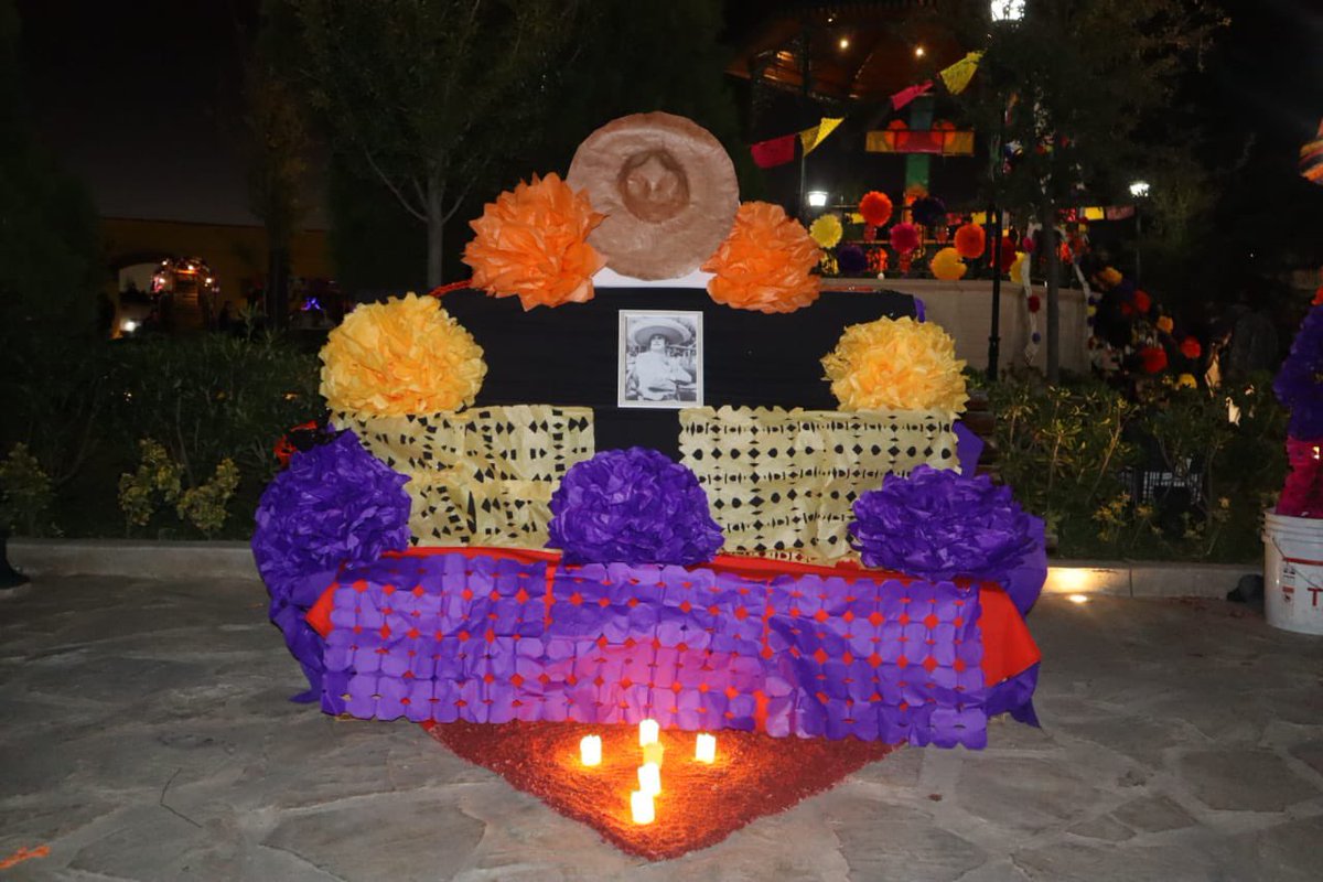 aechavez_betty's tweet photo. Muy entusiasmados alumnos y maestros de la #UTParral, participando en el Festival de los Muertos 2022.
Como parte de esta celebración la Universidad adorno la Plaza Juárez, los esperamos.
Conservemos nuestras tradiciones
#DiaDeLosMuertos
#UTParral https://t.co/TBXhBYnU9X
