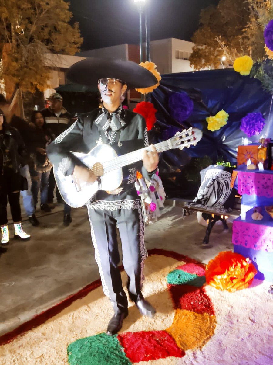 aechavez_betty's tweet photo. Muy entusiasmados alumnos y maestros de la #UTParral, participando en el Festival de los Muertos 2022.
Como parte de esta celebración la Universidad adorno la Plaza Juárez, los esperamos.
Conservemos nuestras tradiciones
#DiaDeLosMuertos
#UTParral https://t.co/TBXhBYnU9X