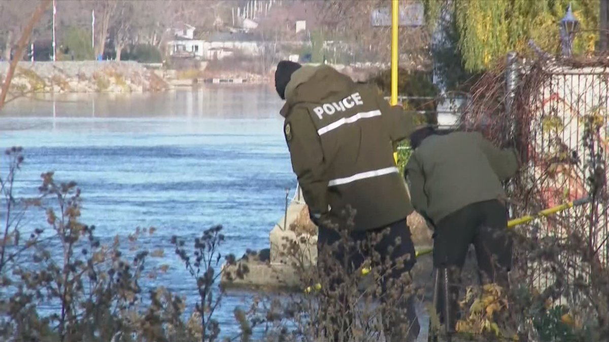tvanouvelles's tweet photo. POUPON DISPARU DANS LA RIVIÈRE DES MILLE ÎLES | La police invite les riverains à vérifier les berges; «le corps peut avoir parcouru une grande distance» https://t.co/Hd0DXG8Npq https://t.co/nl0Wj3z4O3
