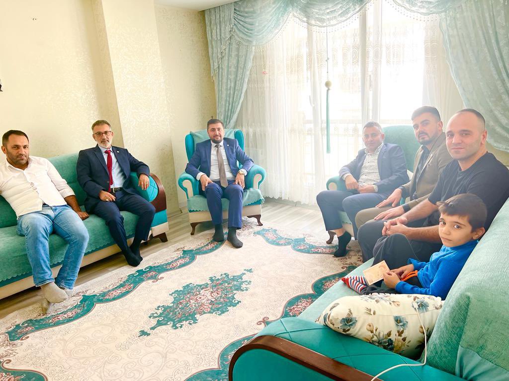 EsenyurtGelecek's tweet photo. İlçe Başkanımız Sn.@tekinturan ve yönetim kurulu üyelerimiz ile birlikte kalp krizi geçiren yönetim kurulu üyemiz Sn.@Glckprtesenyurt’un abi Sn. Murat Uçar’ı evinde ziyaret edip geçmiş olsun dileklerimizi ilettik. https://t.co/4wwFvn4AAn