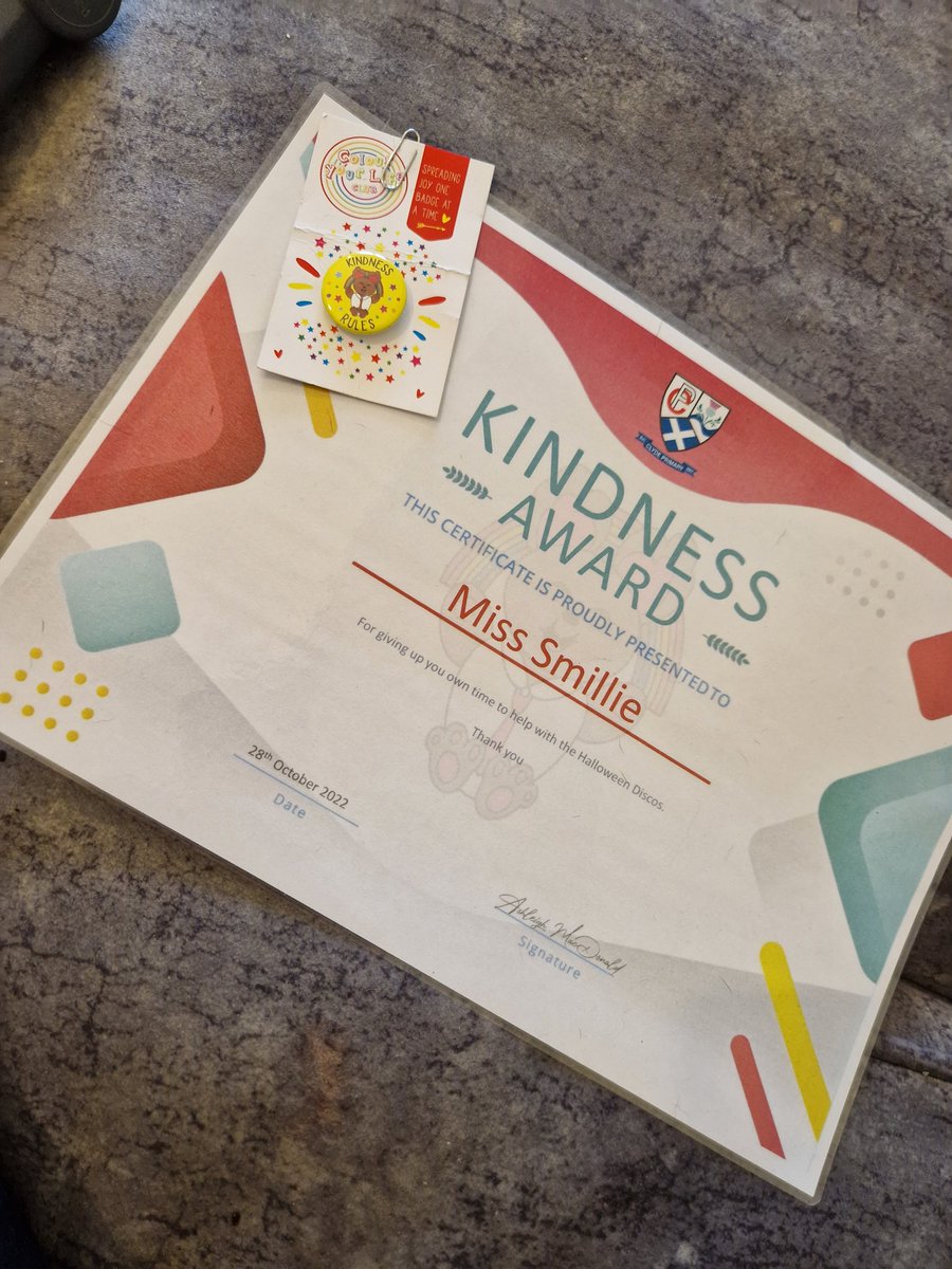 LeeSmillie2's tweet photo. Receiving a katie kind badge and a certificate ❤️  
Thank you 😊  @ClydeParentCncl  
Feeling very appreciated 😘 
@ClydePrimary
#KatieKind #ClydeValues #4thBadge https://t.co/Dv3vi8yeje