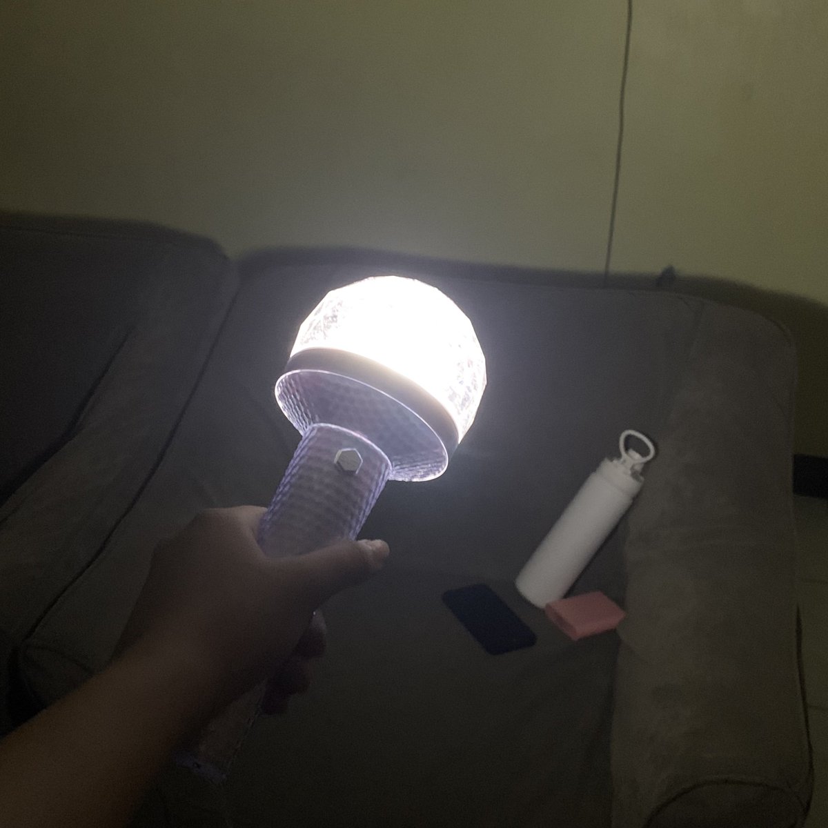 horangdaily's tweet image. brownout pero carat ako! thank you scoups for making the caratbong bright enough to light up our living room 🫂🔦