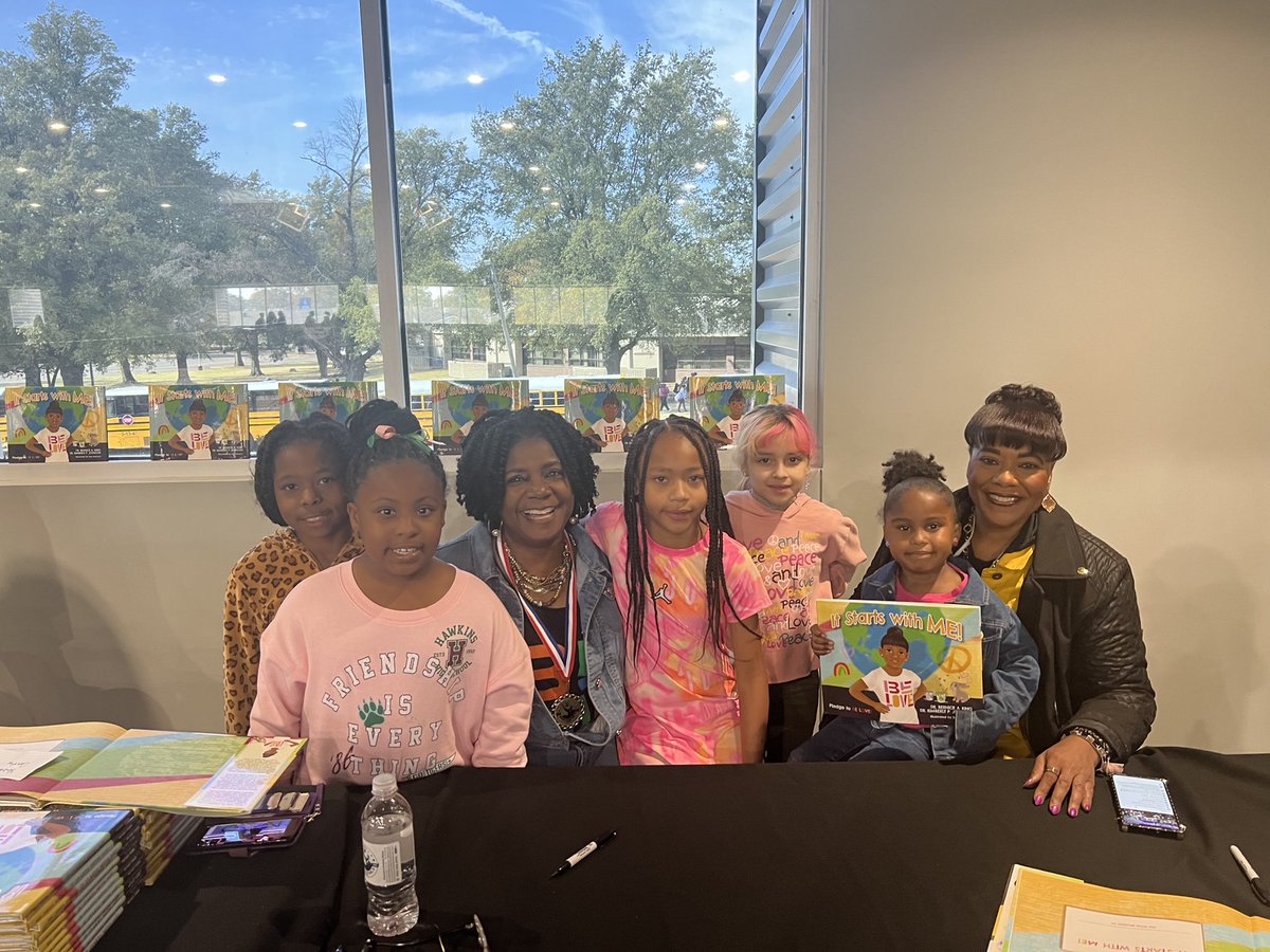 TheKingCenter's tweet photo. Dr. King and Dr. Kimberly P. Johnson also held a book signing at Blytheville High School for #ItStartsWithMe, our #ChildrensBook, which they co-authored.
#AMLKC #WorldHouse https://t.co/8I1wRyCFhI