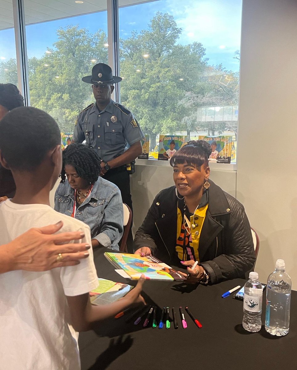 TheKingCenter's tweet photo. Dr. King and Dr. Kimberly P. Johnson also held a book signing at Blytheville High School for #ItStartsWithMe, our #ChildrensBook, which they co-authored.
#AMLKC #WorldHouse https://t.co/8I1wRyCFhI