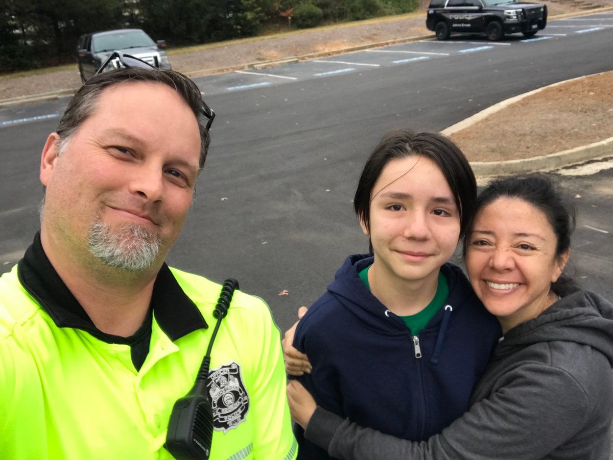 JohnsCreekPD's tweet photo. Big Thanks to residents Claudia &amp; Steven for bringing us breakfast. We are happy to serve, and occasionally be served. #JCPDWare #JohnsCreekPD #StrongerTogetherJC https://t.co/5FYn35yWxp