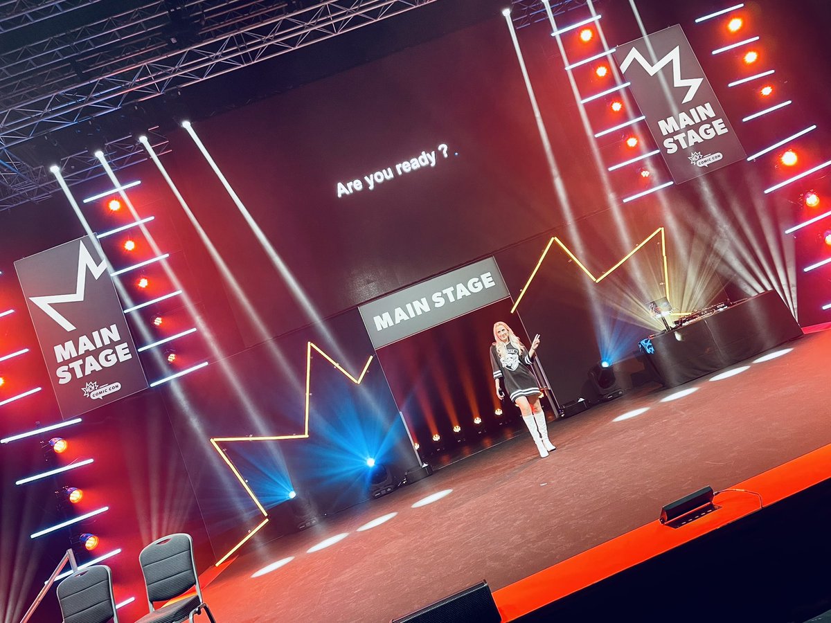 are you ready? 🎤💥 

#atomicblondedj #mcmlondon #theshowbeforetheshow #mainstage