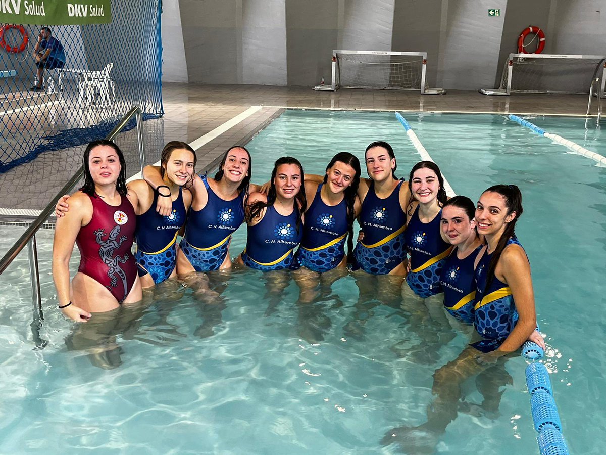 ¡Equipazo! Aquí nuestras chicas celebramos su victoria para comenzar de la mejor manera posible la liga. ¡Vamos a por una gran temporada equipo! ♥️👏🏻💪🏻🤽🏻‍♀️