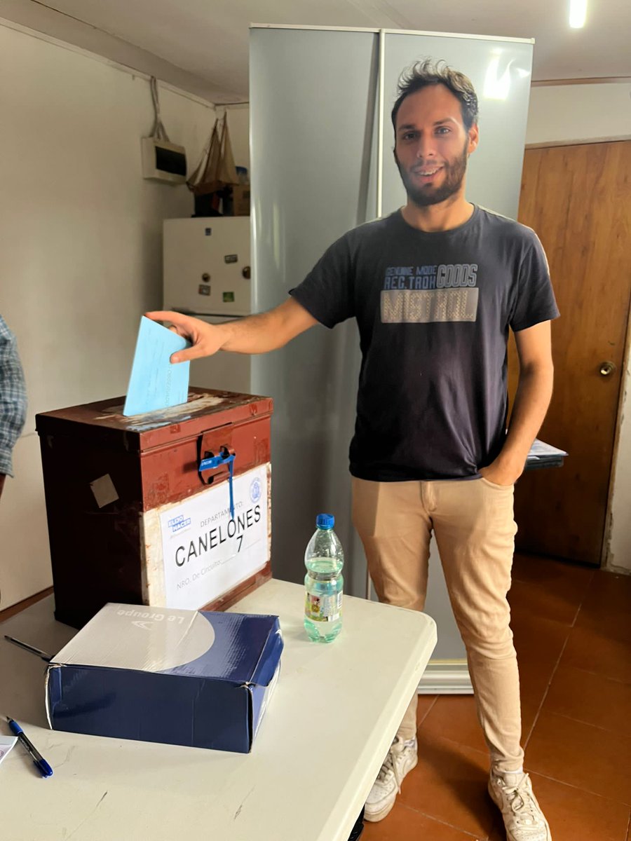 BaezDolci's tweet photo. Comenzando elecciones juveniles del partido nacional en la ciudad de Las Piedras, Canelones! @Lista101DR @AAlcaldia https://t.co/tST4c8wTzH
