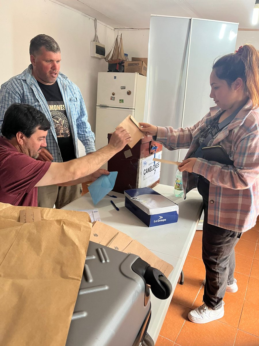 BaezDolci's tweet photo. Comenzando elecciones juveniles del partido nacional en la ciudad de Las Piedras, Canelones! @Lista101DR @AAlcaldia https://t.co/tST4c8wTzH