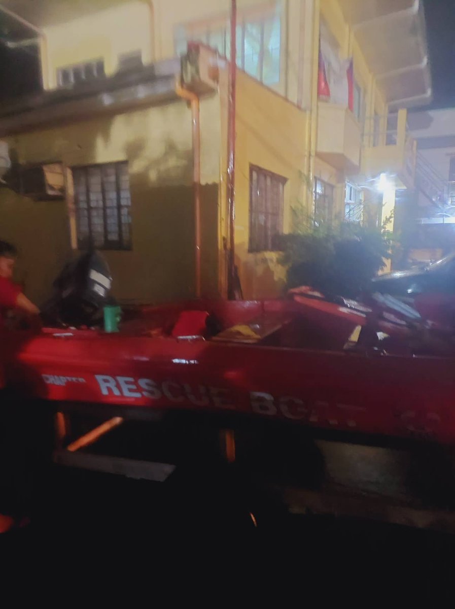 philredcross's tweet photo. LOOK: Our PRC Cavite Chapter's Emergency Response Unit is getting ready to rescue stranded individuals in Noveleta.

The team is equipped with a rescue boat and rescue equipment.

📍PRC Cavite City Chapter
#PHRedCrossCares https://t.co/lEOjvEgWX2