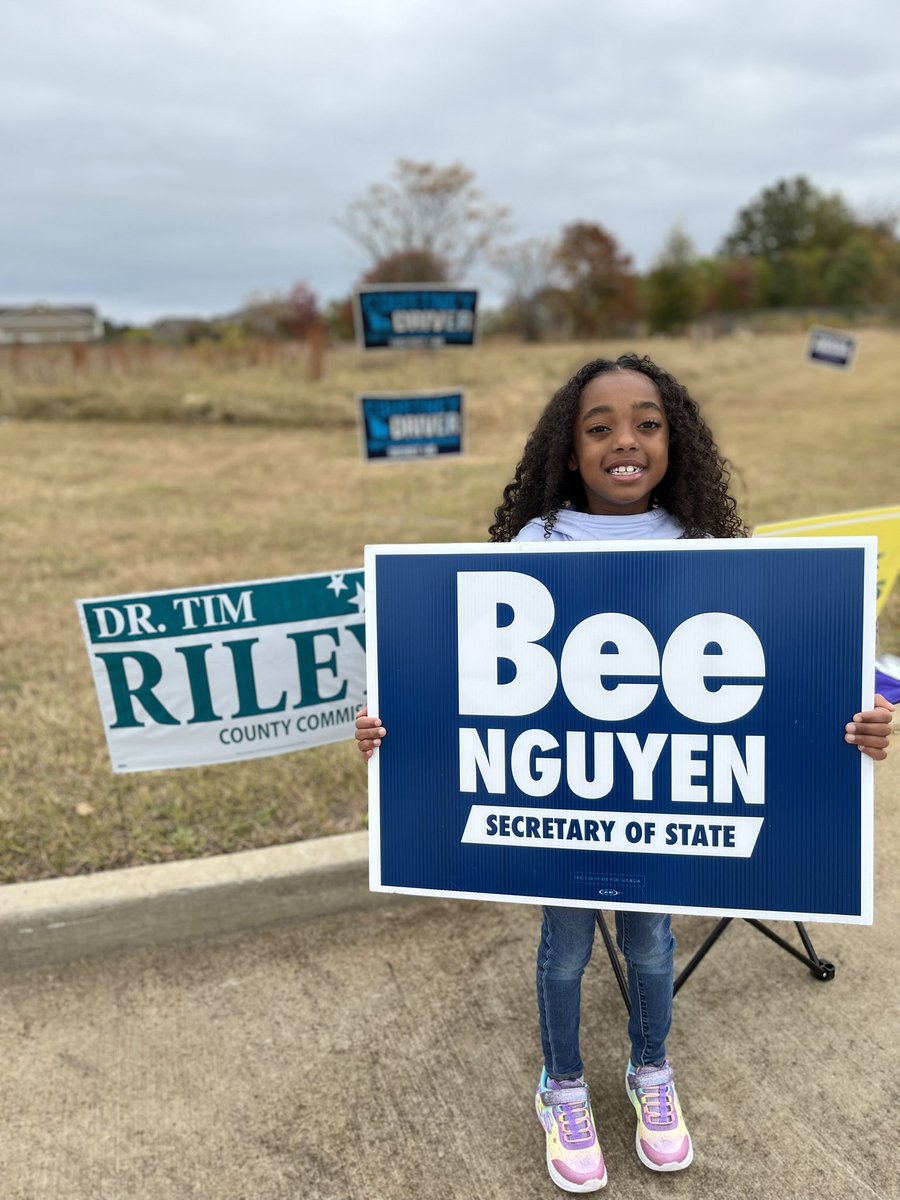 I let her pick what sign she wanted to wave & of course she picked 🐝 @BeeForGeorgia It’s the last Saturday for early voting. Let’s get to the polls, y’all! 💙🗳️