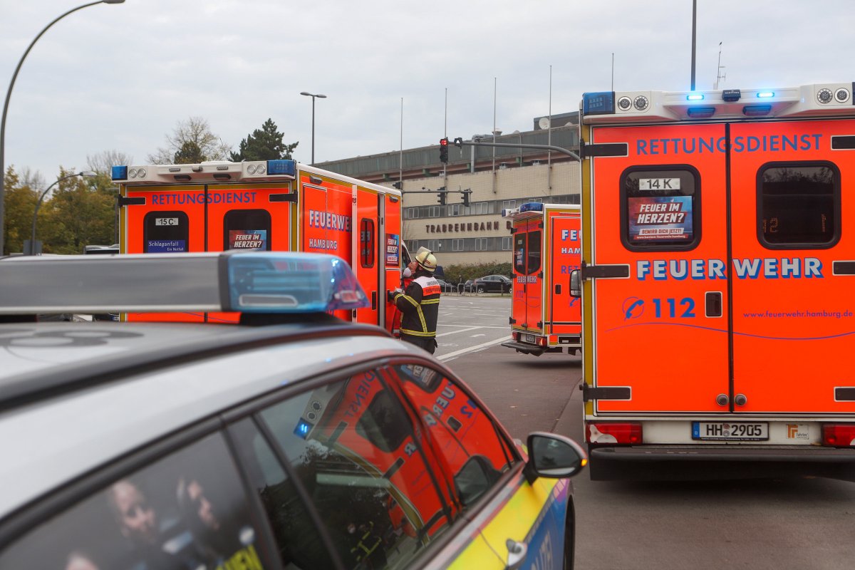 #Notbremsung. Jeep soll #Linienbus in #Hamburg #Bahrenfeld die Vorfahrt genommen haben - 4 #Fahrgäste verletzt

Foto: BlaulichtNews

mopo.de/hamburg/polize…