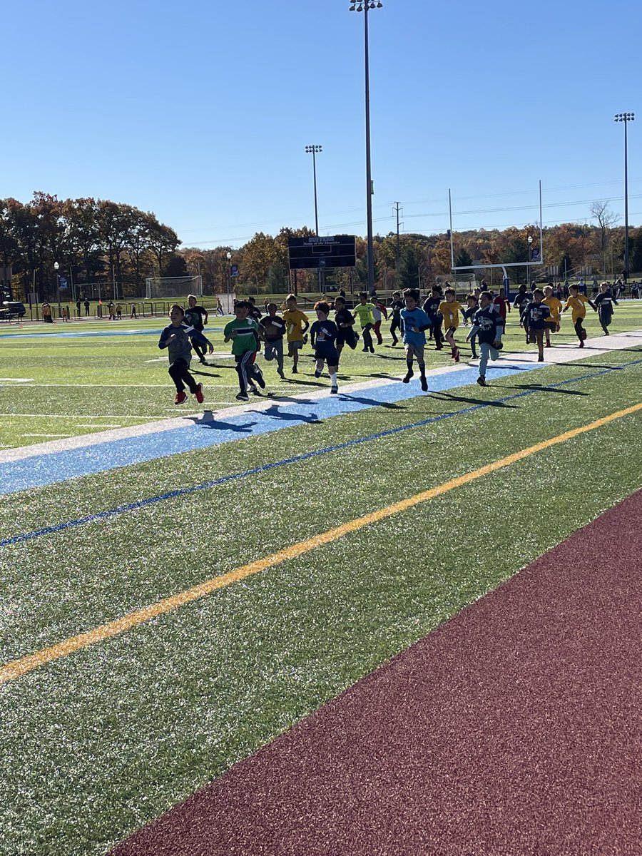 SuffernXCTF's tweet image. It’s a beautiful fall morning for Suffern Central’s annual elementary cross country run! We are off to a great start and love seeing all of our young athletes showing off their speed! @SuffernSports @SuffernCSD