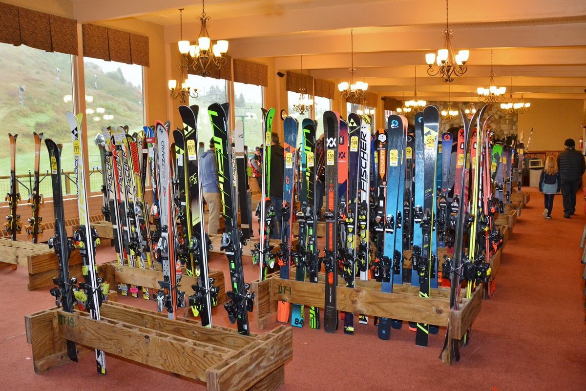 SkiPineKnob's tweet photo. Ski Swap &amp; Sale Starts Today!
Tons of new &amp; used equipment.
Sat 9AM-5PM
Sun 9AM- 11:30AM
The Pine Knob Ski Shop will be OPEN for mounts, adjustments, sharpen &amp; wax services.

#SkiPineKnob #SkiPureMichigan #GoSkiMichigan #SkiMichigan #SkiSwap #SkiDeals #Skis #Snowboards #Helmets https://t.co/TMOHI6CuAR