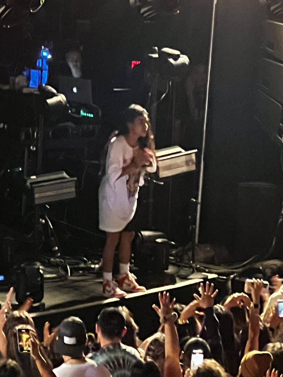 AleTweetsABit's tweet image. Last night was a dream. @Jessiereyez killed it! 🥀