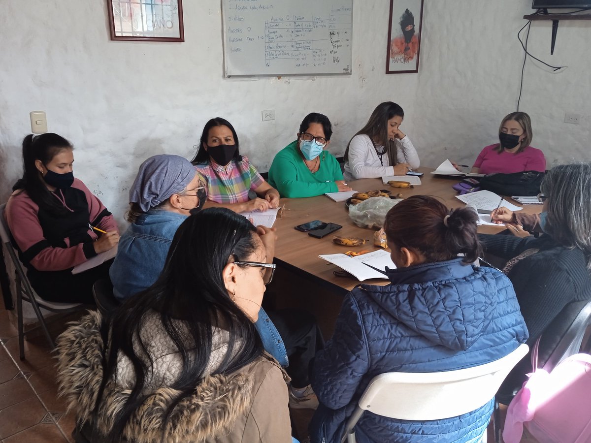 MinmujerMerida's tweet photo. #EnFotos📸| Reunión de la Dirección Regional de @MinmujerMerida y sus entes adscritos: FEMSUR, BanMujer e @InaMujer_Ve y Gran Misión Hogares de la Patria, para ratificar la estrategia de consolidación de la organización para el trabajo.

#AvanzandoConFirmeza https://t.co/IIJYz3BeEW