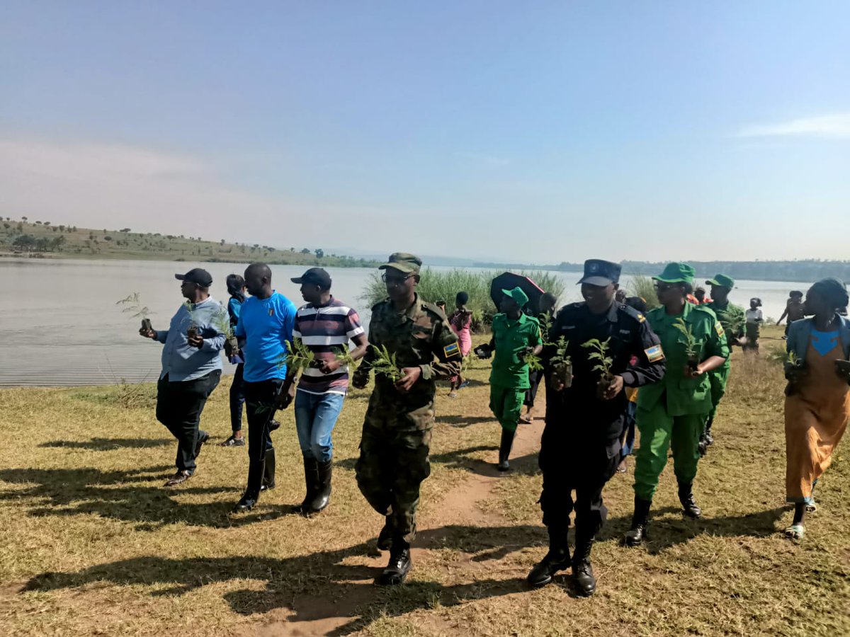 BugeseraDistr's tweet photo. Ku bufatanye bw'inzego z'ibanze, iz'umutekano n'abaturage b'Akagari ka Kagomasi mu murenge Gashora bafatanyije umuganda n'abanyeshuri 15 biga muri kaminuza ya African Leadership University n'abafatanyabikorwa b'umushinga wa #RECOR (Rwanda Environmental Conservation Organization) https://t.co/0gBr1uzoy5