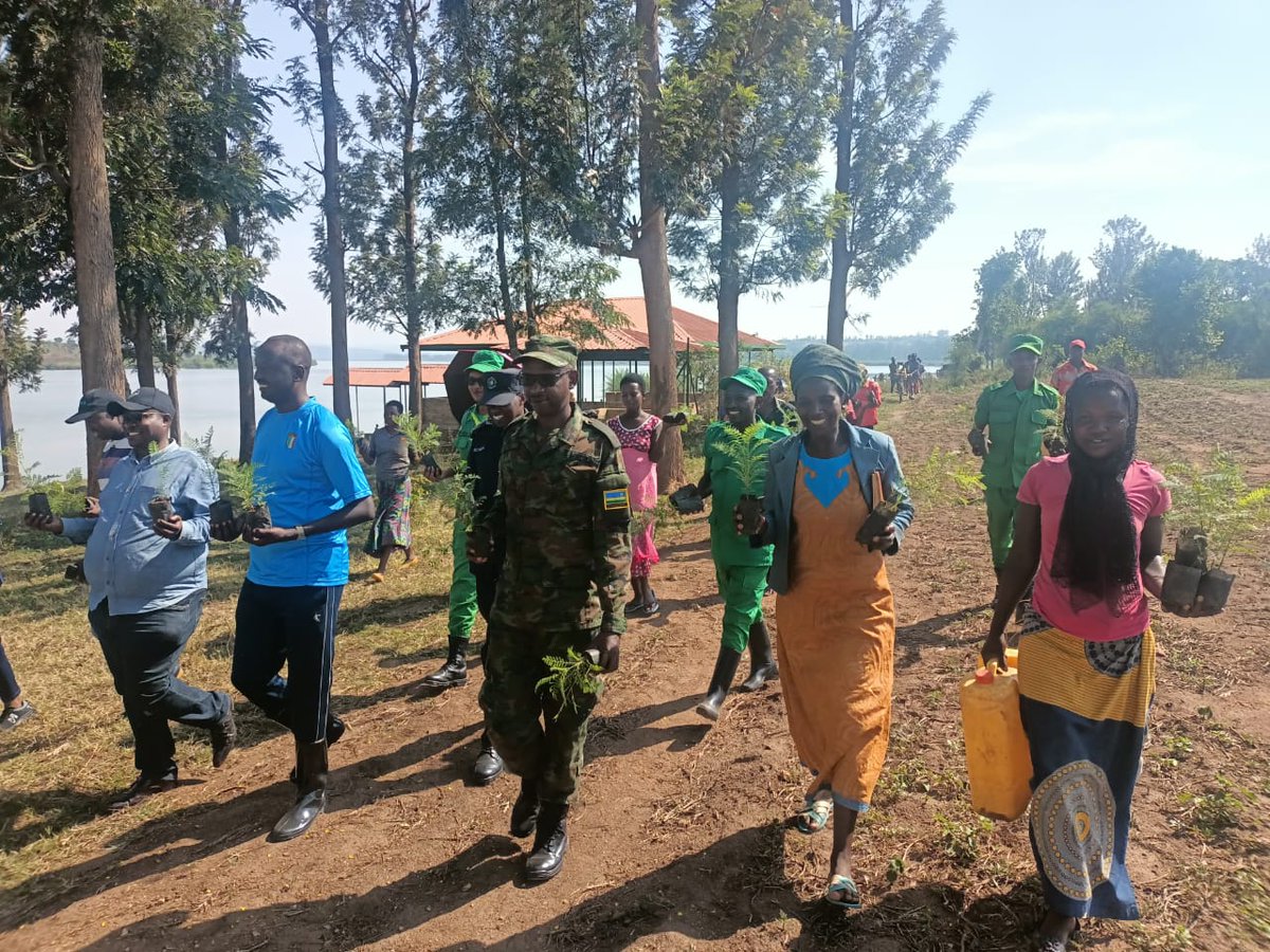 BugeseraDistr's tweet photo. Ku bufatanye bw'inzego z'ibanze, iz'umutekano n'abaturage b'Akagari ka Kagomasi mu murenge Gashora bafatanyije umuganda n'abanyeshuri 15 biga muri kaminuza ya African Leadership University n'abafatanyabikorwa b'umushinga wa #RECOR (Rwanda Environmental Conservation Organization) https://t.co/0gBr1uzoy5