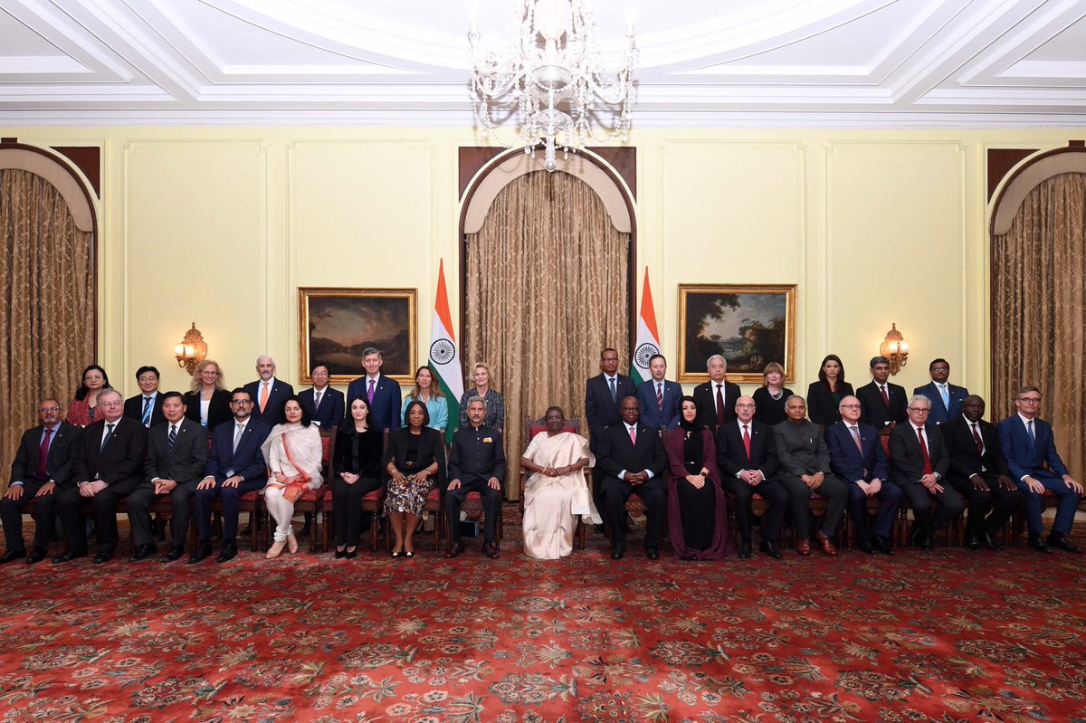 Heads of Delegations of the United Nations Security Council’s Counter Terrorism Committee (CTC) called on President Droupadi Murmu. The President said that India has a national commitment to fight the evil of terrorism, in all its forms and manifestations. presidentofindia.nic.in/press-release-…