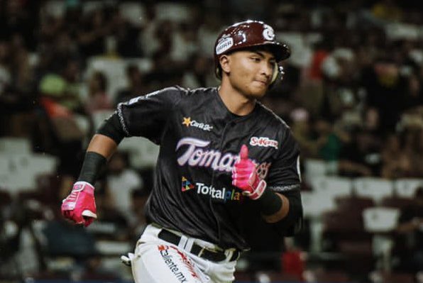 laKaro_gc's tweet photo. El IF Rosman Verdugo debutó con @clubtomateros en la #LAMP con hit productor. El egresado de la @AcademiaAHH y @DiablosRojosMX 👹 es el prospecto mexicano #1 por MLB Pipeline, en enero firmó con @LosPadres . La @WBSC lo designó como el mejor SS del certamen internacional Sub18. https://t.co/q1VP2VLELT