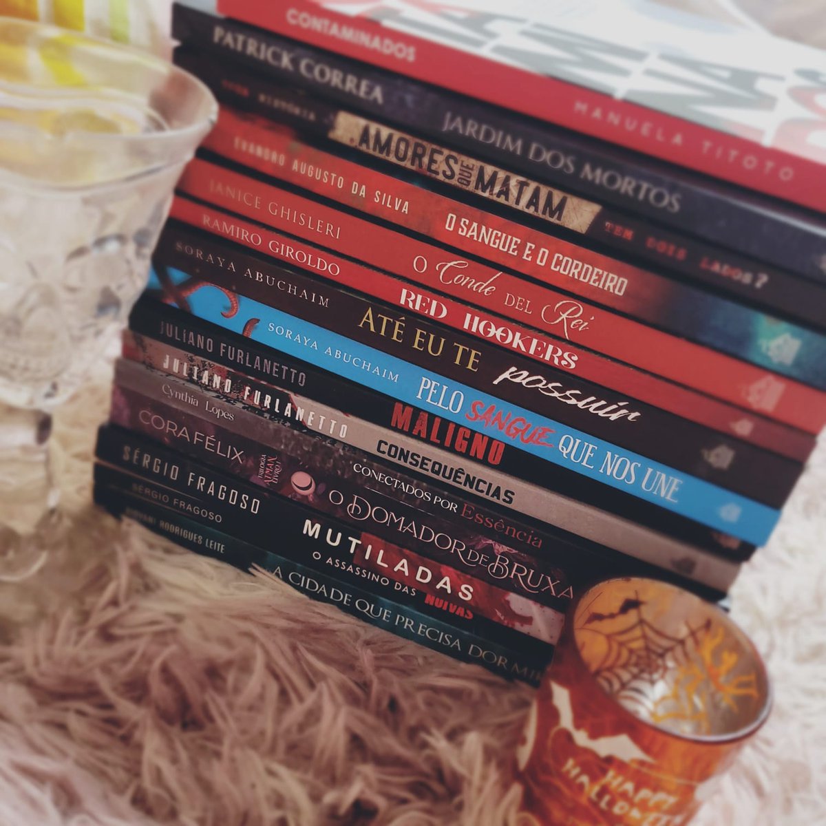 O Halloween já chegou por aqui...

#editoracabanavermelha
#livros #terror