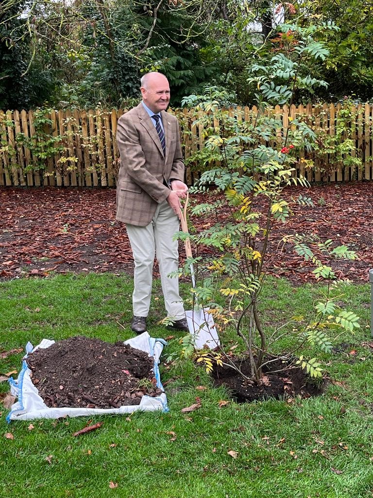 We're delighted to be chosen to receive a tree from the #queensgreencanopy #TreeofTrees 
As one of 300+ organisations across the UK, @SouthwMinster is proud to 
become part of the living legacy in honour & loving memory of Her Majesty
#queensgreencanopy #thequeen #treesinmemoriam