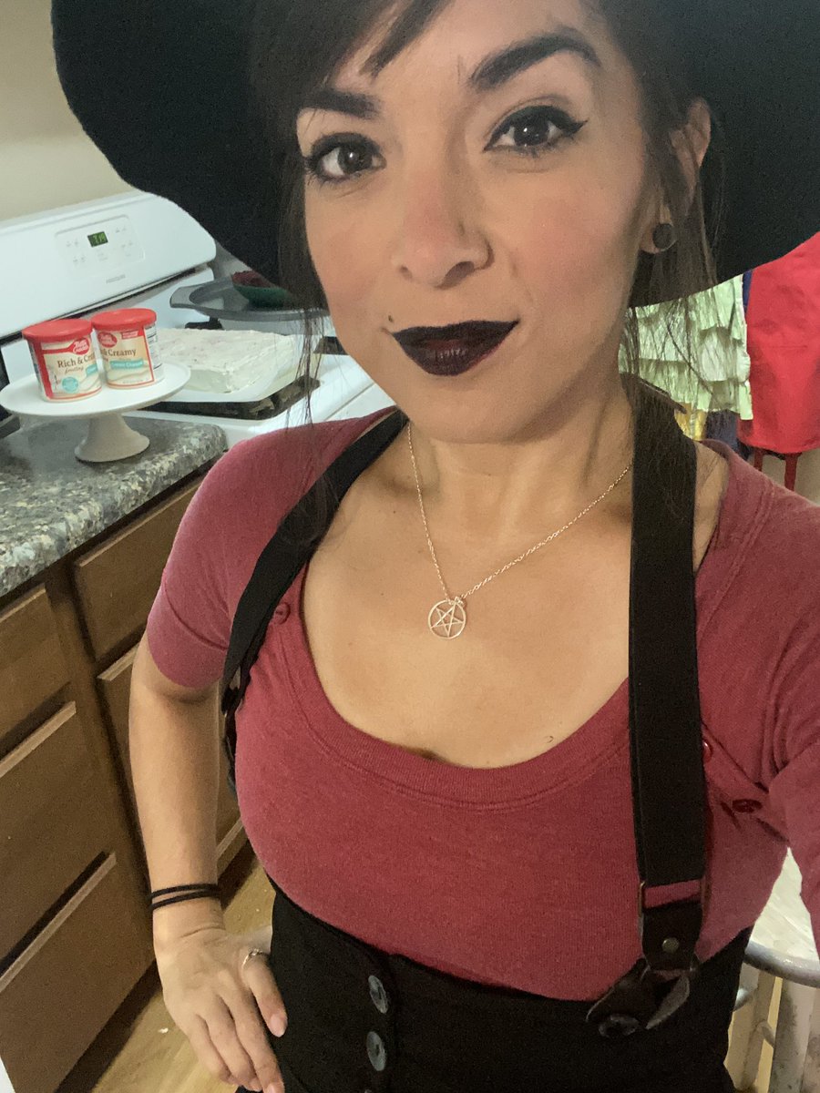 Oh, look, another glorious morning! to finish decorating a cake! 🎂🧙🏻‍♀️#ComeLittleChildren
twitch.tv/iMPishThing 😈