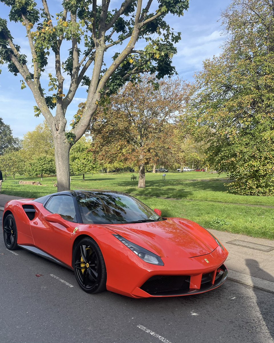 thereal_lsf's tweet photo. #London- #supercar capital (with a speed limit of 20mph). This was a nice orange colour in real life https://t.co/9eSvxmWJH8