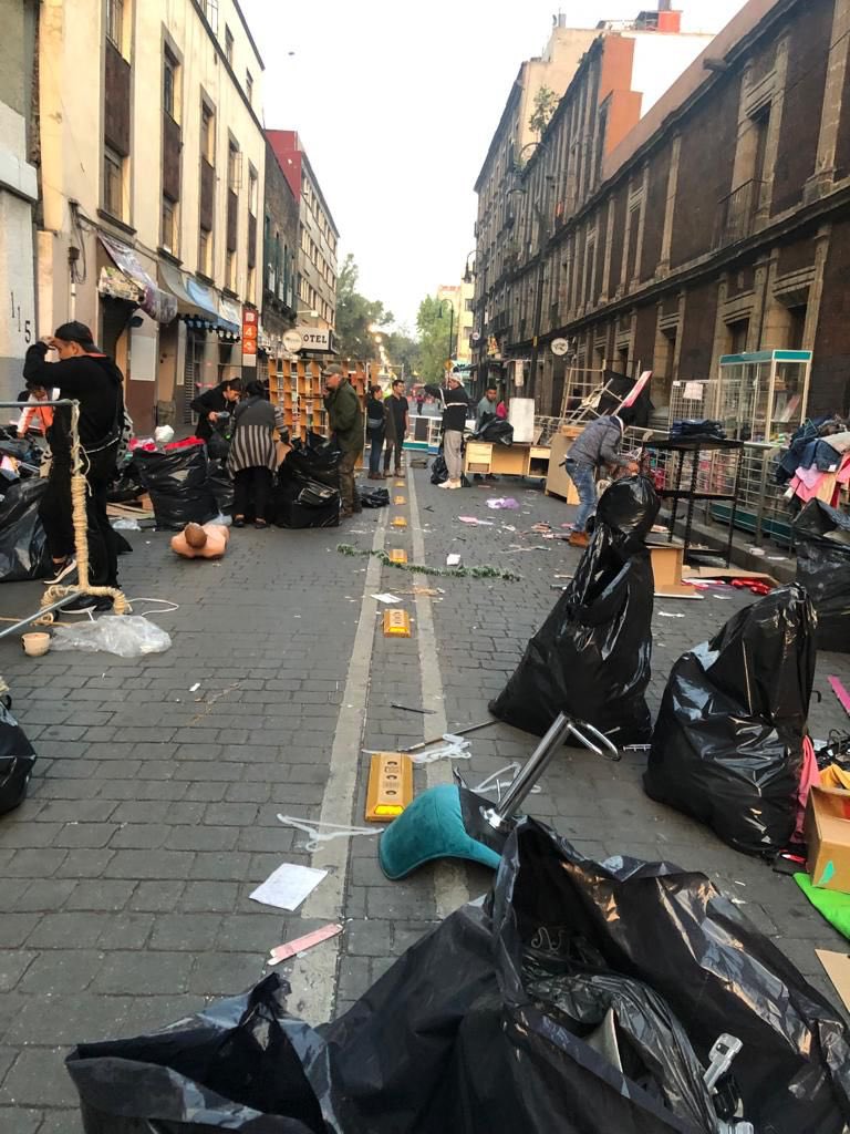 Libro_negro_'s tweet photo. Así amenecio el centro histórico de la Ciudad de México.

Integrantes de la unión tepito sacaron y destruyeron mercancía de una plaza porque los locatorios no quisieron pagar cuota.

La policía de @OHarfuch vió y no hizo absolutamente nada.

@Claudiashein ni sus luces. https://t.co/LvzaPyoyJP