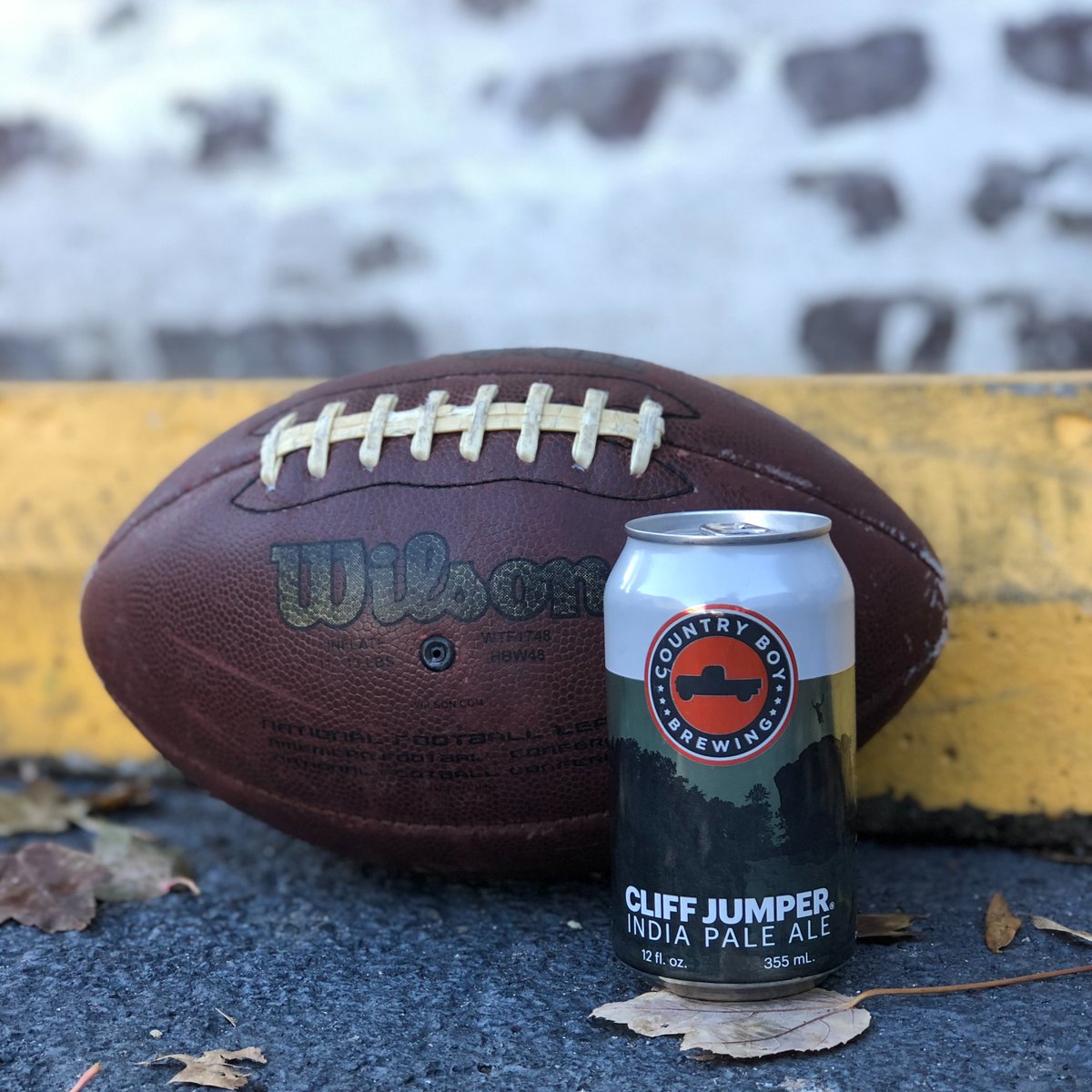CountryBoyBrew's tweet photo. It's gameday in the bluegrass! Gear up for the big game this evening with Country Boy. Cliff Jumper IPA pairs perfectly with the crisp fall air, and cheering on the Cats.
#forthecountry #footballtimeinthebluegrass #gobigblue #cliffjumper #drinkcountryboy https://t.co/BvAyTFzbIW