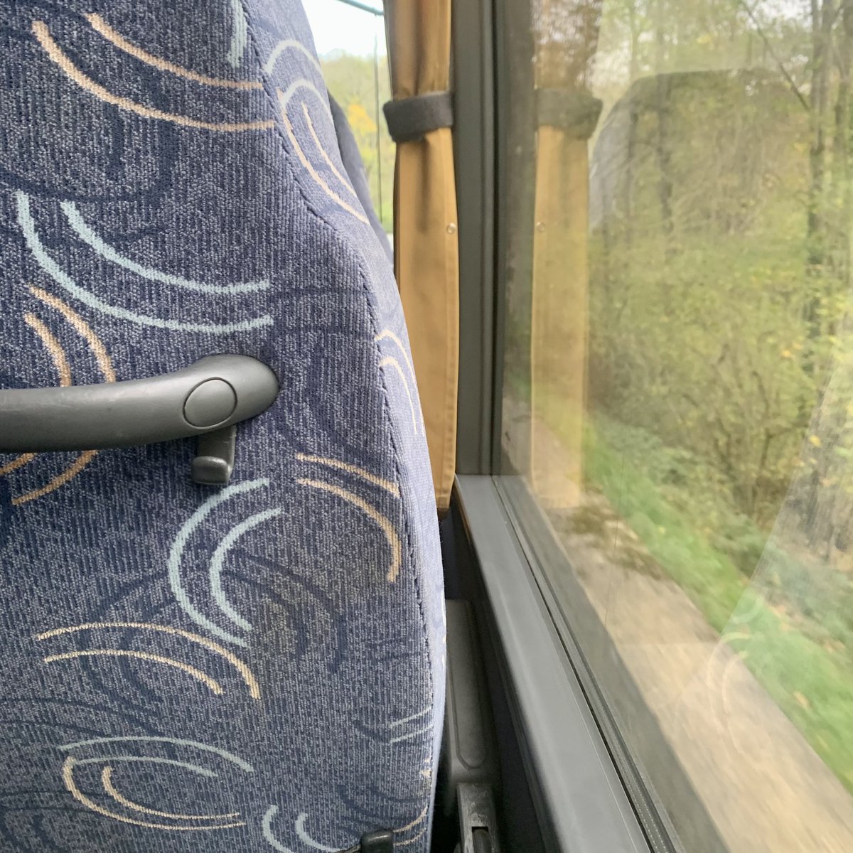 Le train remplacé par un bus, c’est un peu galère, MAIS c’est bcp + confortable! A quand des sièges de car dans les trains <a href="/SNCB/">SNCB</a> ? Comme l’impression qu’on perd en confort d’assise à chaque nvlle génération de train moi 🤔