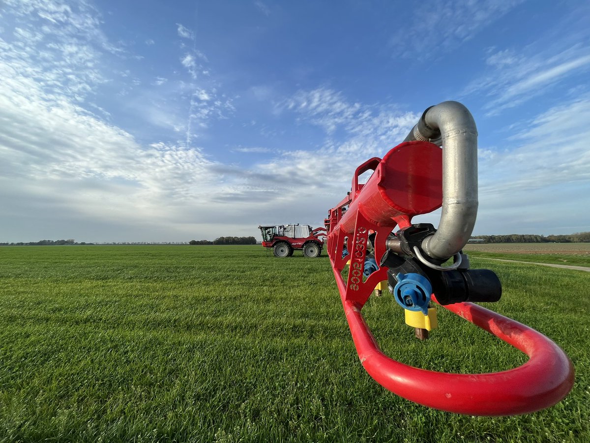 Prachtige omstandigheden om een #duurzaam einde te maken van de groenbemesting en onkruiden. Voor een schoon begin van nieuwe andere  teelt in 2023. #glyfosaat. Ook weinig diesel per hectare nodig met dit systeem ✅