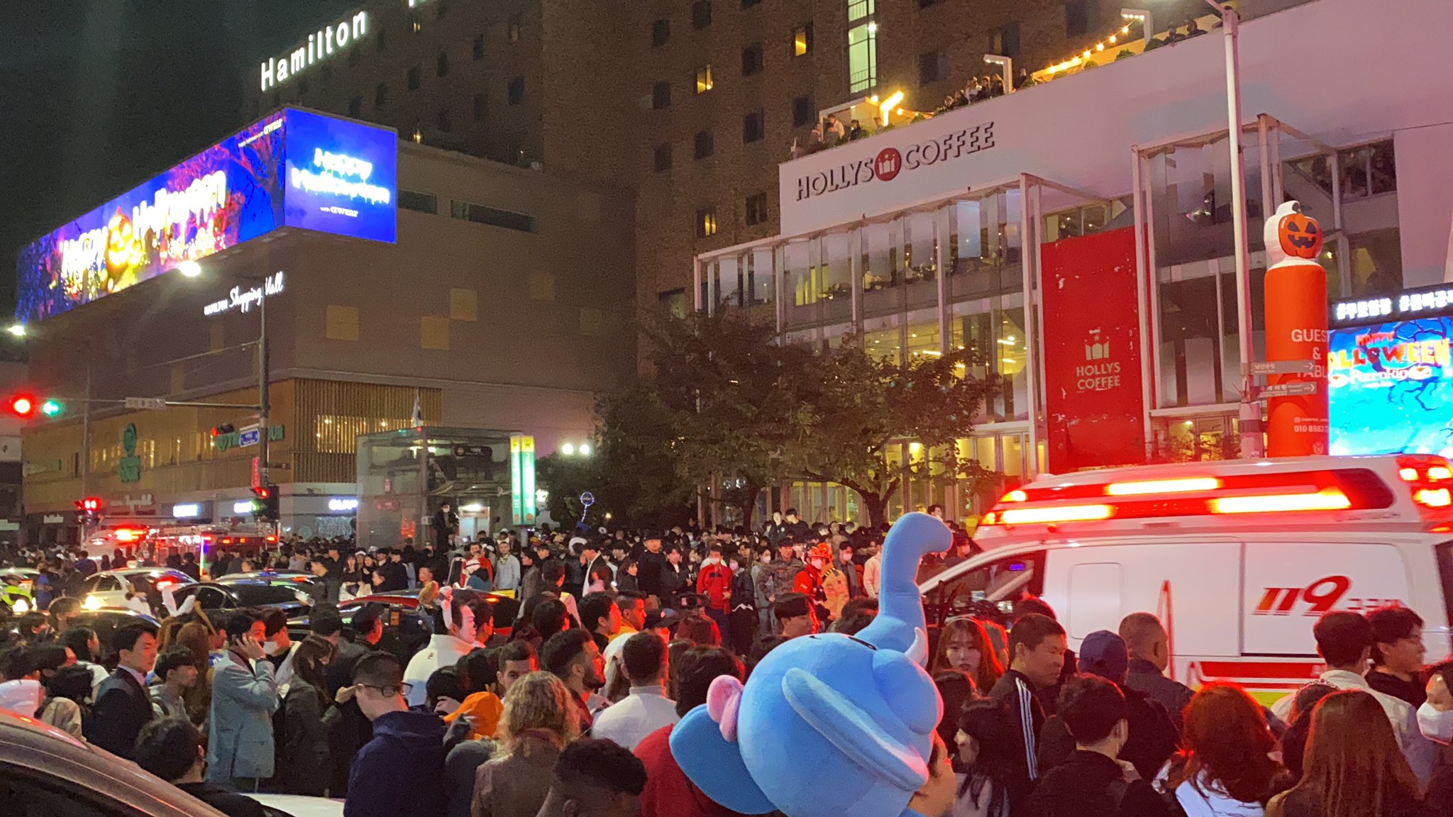 Hyunsu Yim on Twitter: "Absolute scenes of chaos in Itaewon right now as  the Halloween night has turned into a major safety hazard with at least  several party-goers being carried into ambulances.