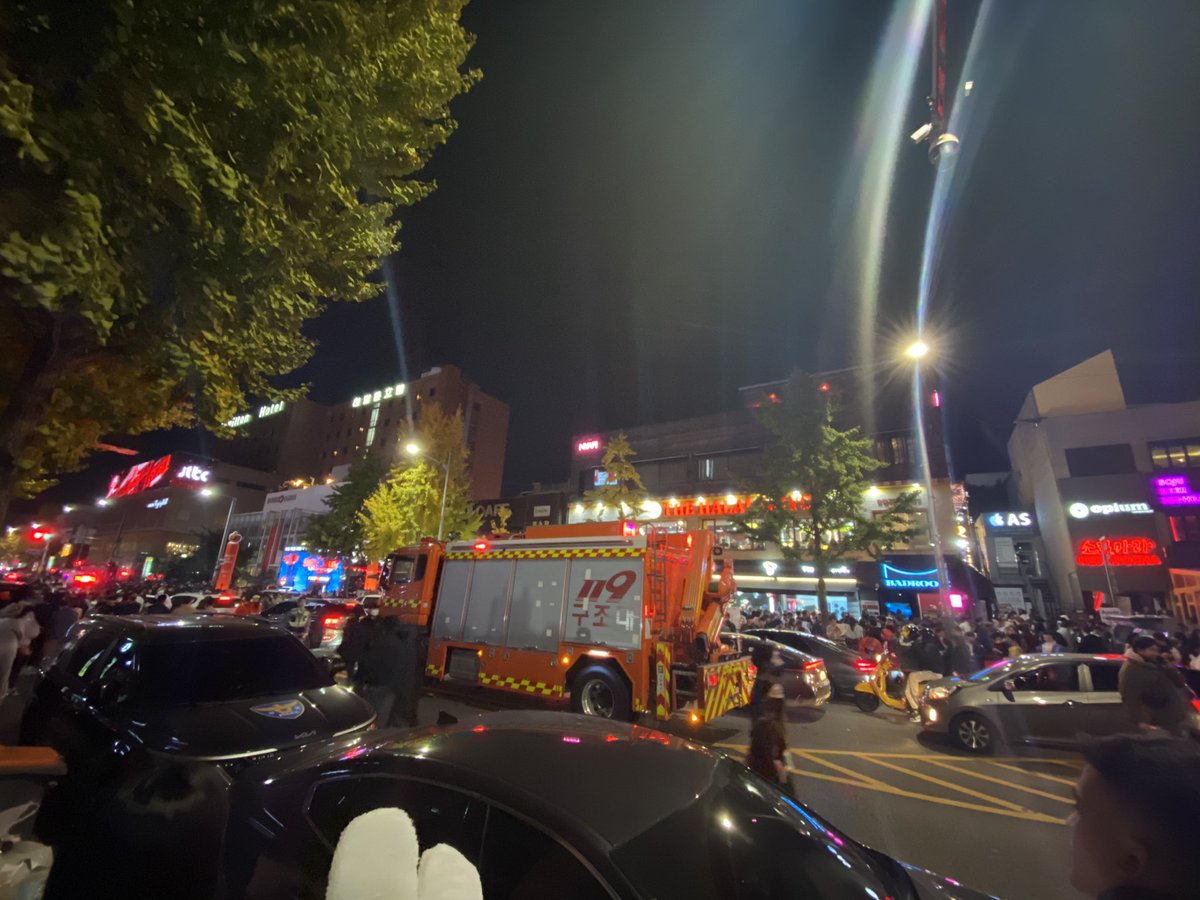 hyunsuinseoul's tweet photo. Absolute scenes of chaos in Itaewon right now as the Halloween night has turned into a major safety hazard with at least several party-goers being carried into ambulances. https://t.co/JqVpbYiFrv