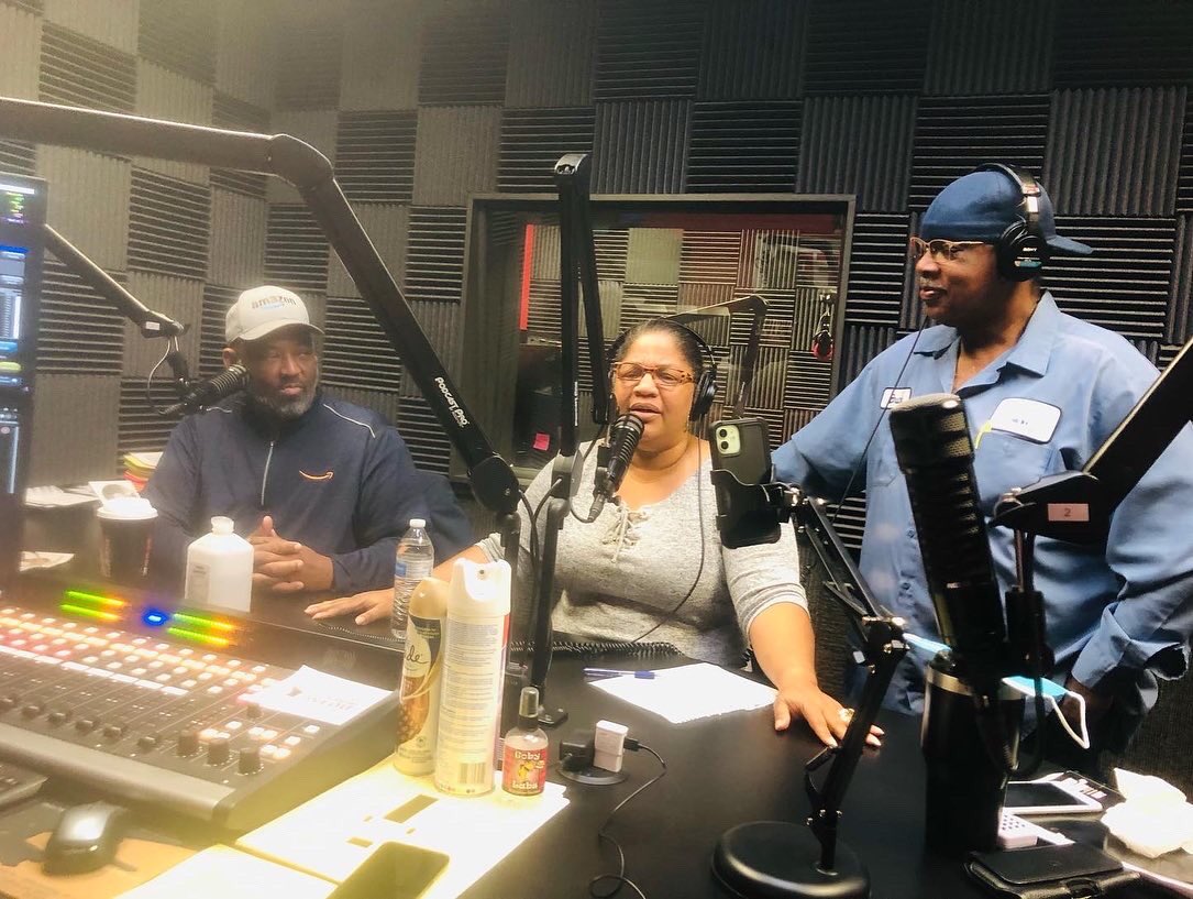 Had a blast with the Community Connections Show Hosted by James Linton and Friends this morning! Being around folks who are actually doing the work our community needs never gets old. THANK YOU!
🗳10 days🗳
#VOTE #VOTA 
#yvettedelaguardiaforjudge 
#yvettedelguardiaparajueza