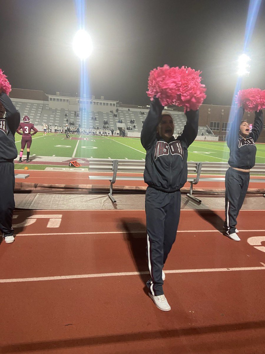 YHS_Cheer's tweet photo. Freshmen and Jv Cheerleaders cheering on the Ysleta Indians against the Del Valle Conquistadors !🎀🏹 https://t.co/7wCnbKHlBD