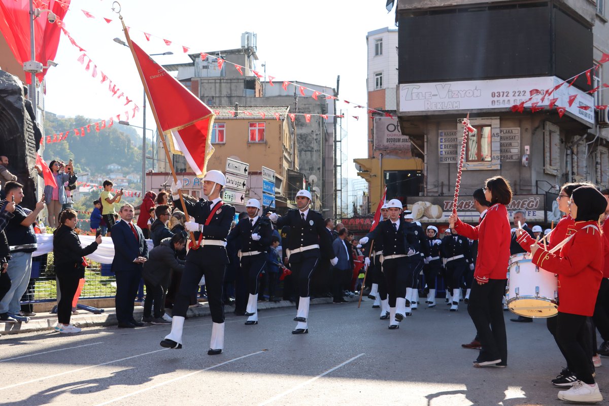 Saygı duruşu ve İstiklal Marşımızın söylenmesinin ardından Sn. Cumhurbaşkanımız @RTErdogan'ın mesajı okundu. Valimiz Sn @mtutulmaz'ın konuşması sonrasında öğrencilerimiz tarafından Cumhuriyet konulu şiirler okundu. Cumhuriyetimizin 99.Yıl kutlamaları kapsamında + @zuleyhaaldogan